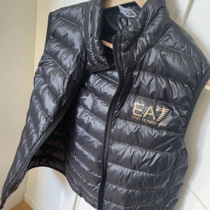 Armani Ea7 väst - Säljer min Armani väst pågrund av att jag har växt ut den. Den är i storlek S och är knappt använd, är verkligen i jättefint skick.  