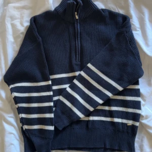 Randig tjocktröja   - En superfin randig tjocktröja i färgen marinblått och vitt. Köpt på Lindex i storlek M (jag har vanligtvis S i överdelar). Knappt använd därmed i väldigt bra skick. 