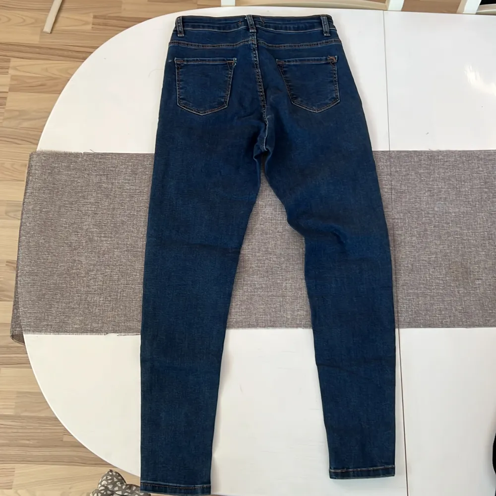 Skinny jeans med fina detaljer i stårlek 29. De är bekväma och ganska strechy.. Jeans & Byxor.