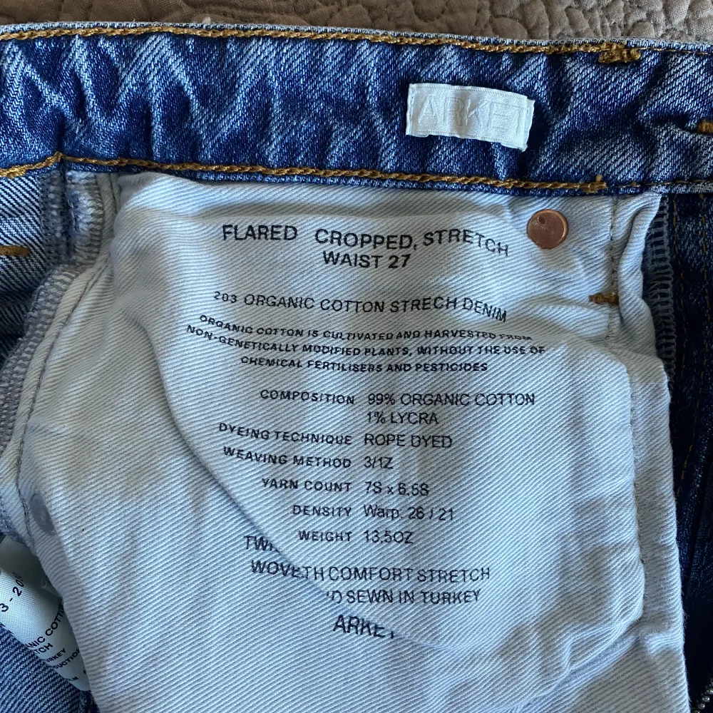Säljer nu mina ARKET jeans, modell ”flared cropped” i storlek 27 (sitter som XS/S). Superfina men använder inte.. Jeans & Byxor.