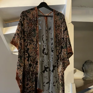Kimono - Oanvänd. Köparen betalar frakt. 