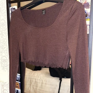 Brun långärmad tröja  - Aldrig använd. Jättefin brun tröja som är croppad. NYSKICK🤎🤎