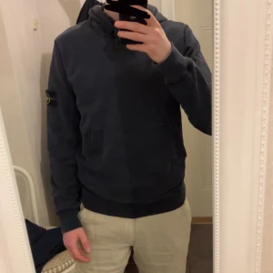 Stone Island hoodie - Hej, säljer min Stone Island hoodie i strl S. Tröjan är i färgen marinblå. CLG kod samt extra knapp finns inuti tröjan.  Nypris 2700, kan gå ner något i pris vid snabb affär! 