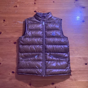 Moncler Väst  - Moncler Väst köpt hos resellingsverige på Instagram, har inget kvitto men kan skicka screen på dm med dem. Det är kids size därav priset, 164. Cond 9/10 inte en ända flaw.
