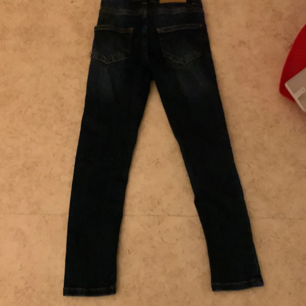 Längden på dem här byxorna är 72 och en halv cm och bredden är 25 och en halv cm. . Jeans & Byxor.