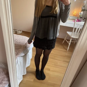 Svart kjol - Så söt kjol från Nelly💗 Säljer då jag har för många kjolar. Kjolen användes mycket förra sommaren och är därför lite solblekt vilket man kan se på bilderna💞 