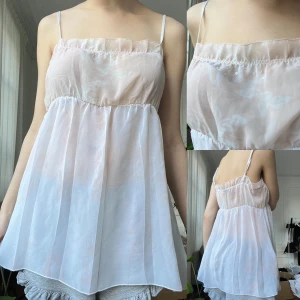 Topp babypink  - Storlek: S. Babypink färg med paljetter och mjuka mönster. Möts i Stockholm eller fraktar! 