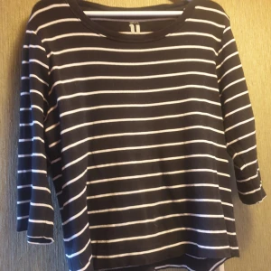 T-shirt - T-shirt i fint skick, randig.  Tar bådde kontanter och swish 