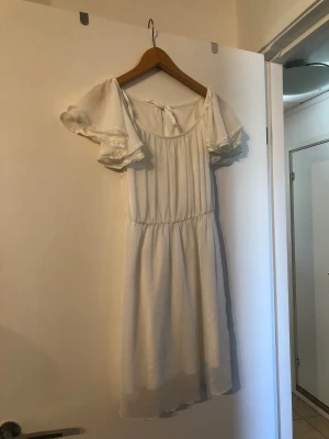 Vit söt klänning  - Vit söt klänning perfekt till student eller skolavslutning🤍 Storlek Xs, säljer för 100kr + frakt. 
