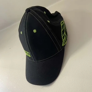 Nokiciti tyres keps - En svart grön keps som jag använd en gång.  One size Perfekt skick