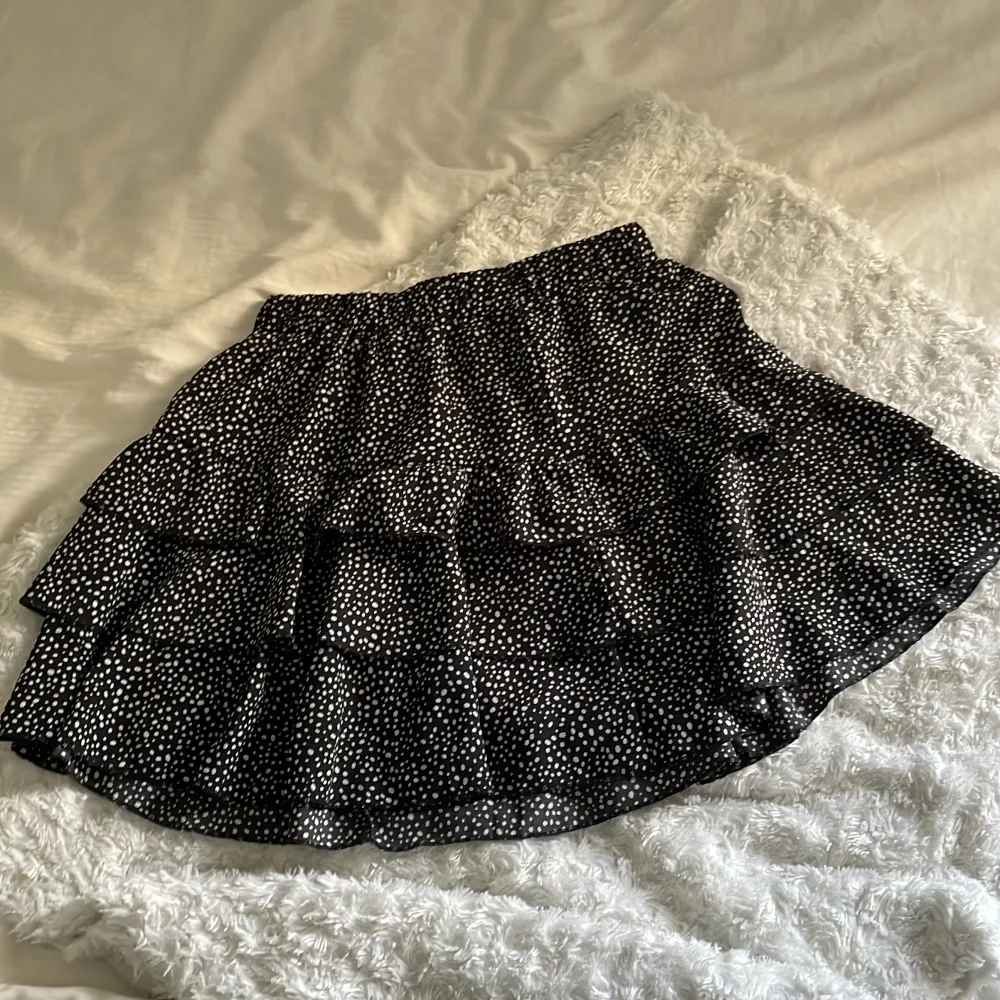 En jättesöt prickig kjol från Shein. Nästan aldrig använd eftersom att den var för liten för mig. Perfekt om man vill vara lite småfin⭐️. Kjolar.