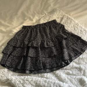 En jättesöt prickig kjol från Shein. Nästan aldrig använd eftersom att den var för liten för mig. Perfekt om man vill vara lite småfin⭐️