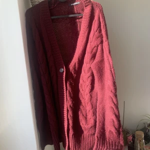 Lång cardigan - Oversized mörkröd cardigan  storlek M