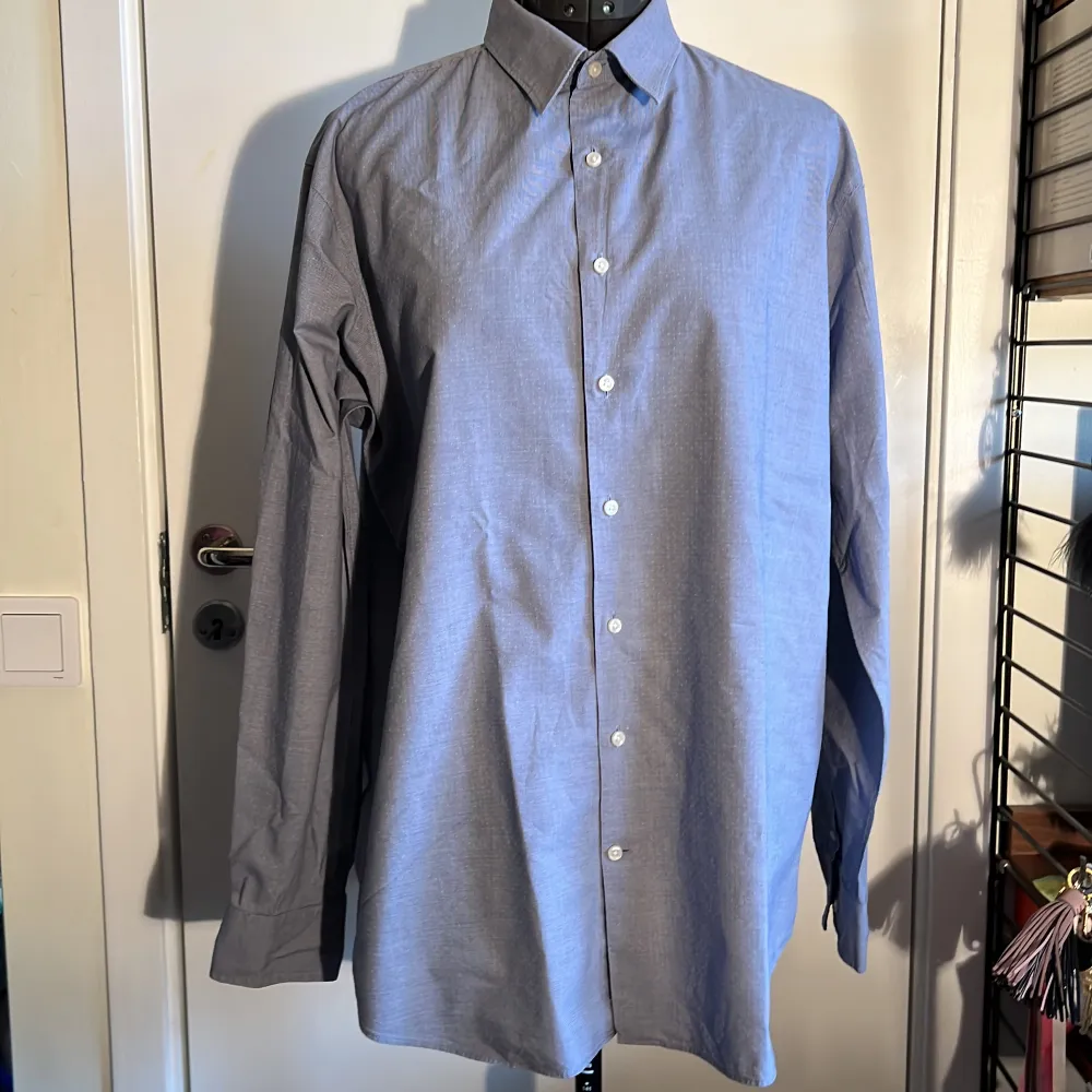 Skjorta i perfekt skick från the shirt factory:) Nyrpis ca 1000kr! Säljer för 250kr men du får gärna buda ett annat pris om du vill:). Skjortor.