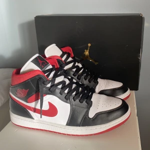 AIR JORDAN 1 ”GYM RED” MID - ♦️Air Jordan 1 Mid ”Gym Red”♦️ 🔥Storlek 45🔥☀️Perfekta för sommaren☀️‼️Dm för frågor eller mer bilder‼️📦Kan mötas i Stockholm eller fraktas📦❣️Vid snabb affär kan pris diskuteras❣️