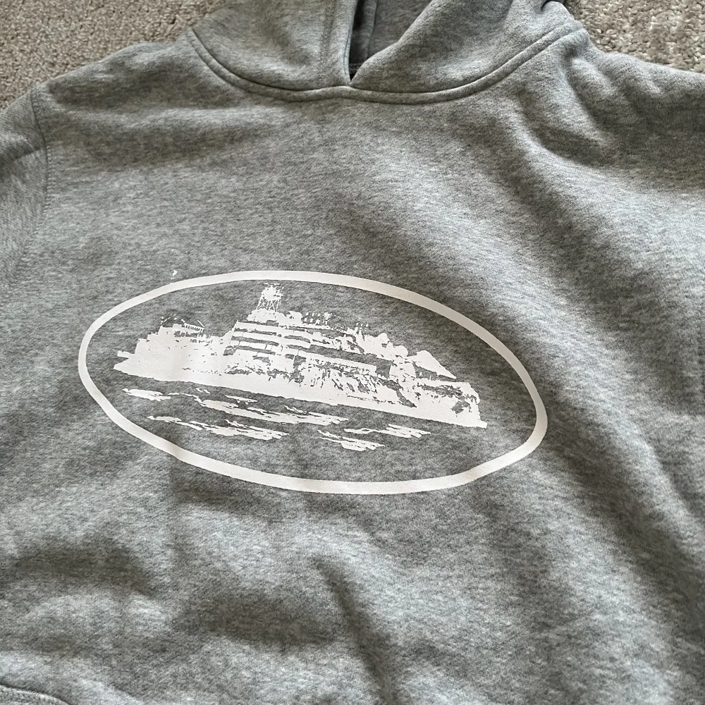 HELT NY Corteiz Hoodie i färgen Grå! Köpt från hemsidan!   ÄKTHETSBEVIS OCH KVITTO FINNS!  Storlek: SMALL (S)  Pris: 2800kr Inga skambud eller oseriösa köpare tack!. Hoodies.