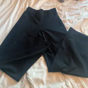 Säljer dessa Missäy byxor som är i väldigt bra skick säljs pågrund av att dom har blivit för små byxorna är svarta