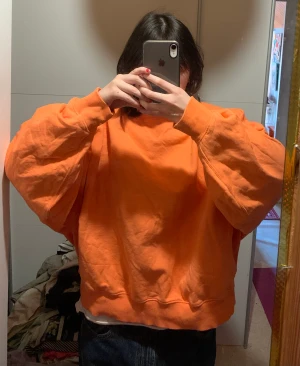 Orange tjocktröja - Är storlek 38 men passar mer som L. Har små, små fläckar på botten men ser annars som ny ut. 