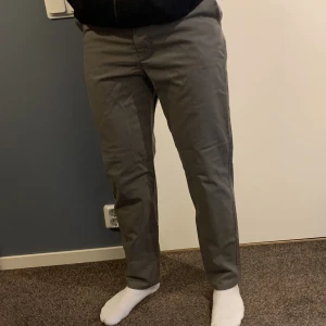 Chinosbyxor - Byxor i storlek: L32, W32 