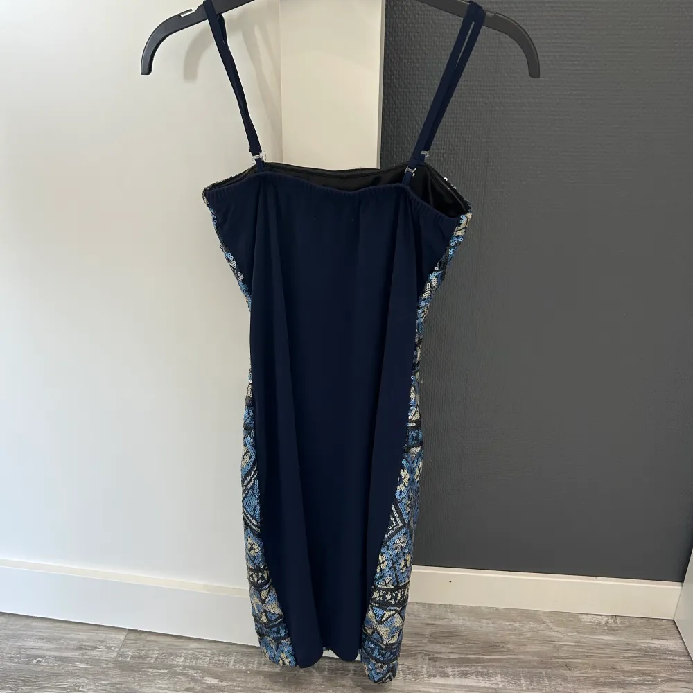 Festklänning från Glamorous i fin mönster. Aldrig använd. I blå och mörkblå färg. Normal i storlek. . Mekot.