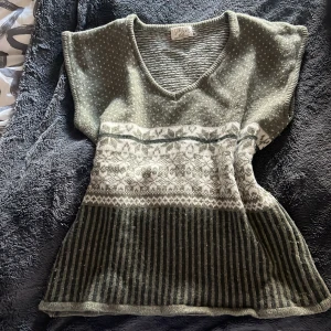 Stickad väst - Cool väst som är av ull och acryl. Använt den enstaka gånger då det var min stil. Jätteskön och sitter bra. Den är i nyskick