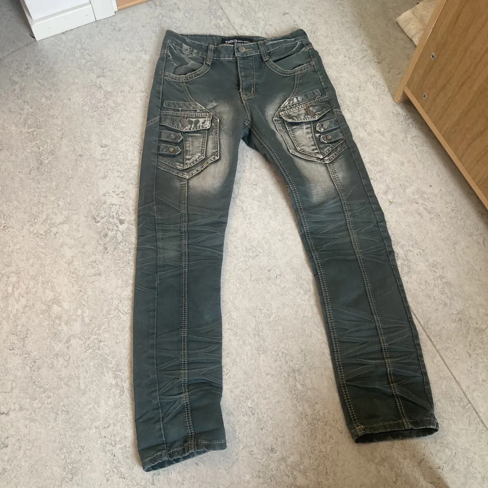 ett par nice gröna y2k jeans.   sömmen ovanför dragkedjan har spruckit lite men påverkar inte funktionen. storlek W29.  mått rakt över midja 39 cm, innerbenslängd 80 cm.  modellen är 181 cm och har storlek W30.  använd gärna köp nu! endast frakt:) . Jeans & Byxor.