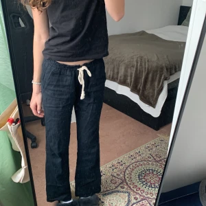 Roxy linne byxor - Säljer mina oceanside pant i tru black från Roxy. Dom är nästan slutsålda hela tiden. Säljer då jag tycker dom är för lite korta på mig (172cm). Dom är i storlek Xs. Köptes nya för: 599kr. Köp direkt för 470kr (sedan frakt också). Kontakta för mer info🙌❤️