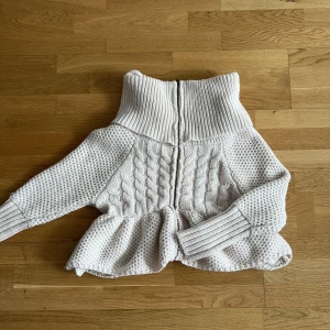 Stickad Kofta  - Jättesöt stickad kofta från Natacha Peyre gamla märke 