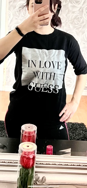 Guess tröja/topp - Mycket fin tröja från Guess. Använd ett antal gånger, köpt för 799 kr.