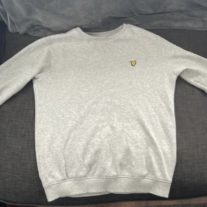 Lyle & scott tröja - Jag säljer denna fina tröja för den kommer ej till användning längre. Jag köpte tröjan för 600 kr
