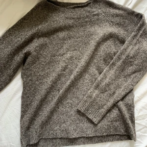 stickad tröja  - Brun stickad tröja från vero moda, använd ca 3 ggr så den har inga defekter 