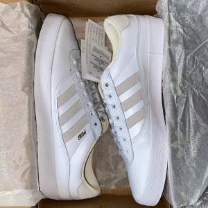 Adidas Skatebording Puig Indoor Nysläpp Brand new/helt nya/fresh out the box Size 43/9,5 Nypris 950kr