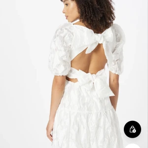 Vit klänning💕 - Säljer denna superfina klänning ifrån Bardot, helt oanvänd med prislapparna kvar💕Skriv för fler bilder! Nypris: 1289kr 