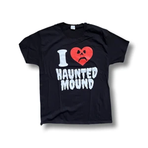 I ❤️ HAUNTED MOUND  - Sematary grave man keeper of the trees🌲 🌲🌲🌲🌲🔪🔪🔪🔪🔪🔪🔪🔪🔪 En sjuk Grail vill se vad folk vill ge för tröjan…. Öppen för trades