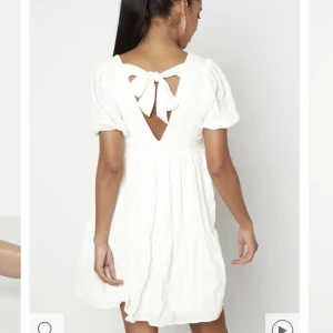 Vit klänning - Vit klänning använd 1 gång på studenten.  Som ny 💕