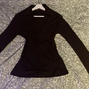 Mörkbrun långärmad tröja - Jättefin brun/svart tröja köpt på second hand för några år sen. I nyskick iprincip men saknar lapp så vet tyvärr inte vart den är ifrån. Är i storlek M men passar mig hur bra som helst som har storlek S. 😚 (Fler bilder kan skickas till seriösa köpare!)