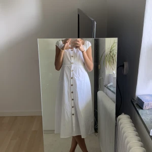 Vit långklänning NAKD - Lång NAKD klänning, använd 1 gång. 70 + frakt