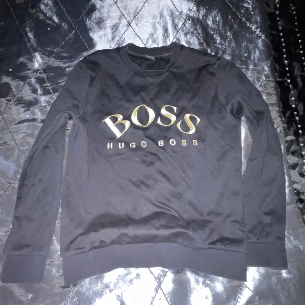 En Boss tröja som är köpt i Själva Boss butiken som fanns i mall of scandinavia tidigare. Priset matchar  skicket. Knappt använd. Storlek S. Skjortor.
