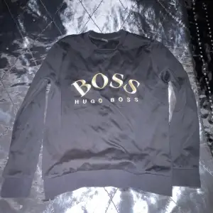 En Boss tröja som är köpt i Själva Boss butiken som fanns i mall of scandinavia tidigare. Priset matchar  skicket. Knappt använd. Storlek S