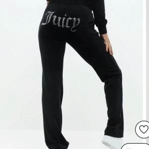 Svarta juicy byxor - Säljer mina juicy byxor då de inte kommer till användning. Endast använda fåtal gånger och är i nyskick! 💕💕