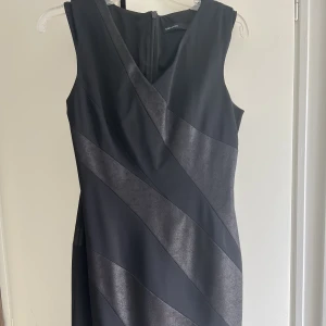 Karen Millen klänning - Karen millen klänning i nytt skick, använd i några timmar.  Storlek 12/40