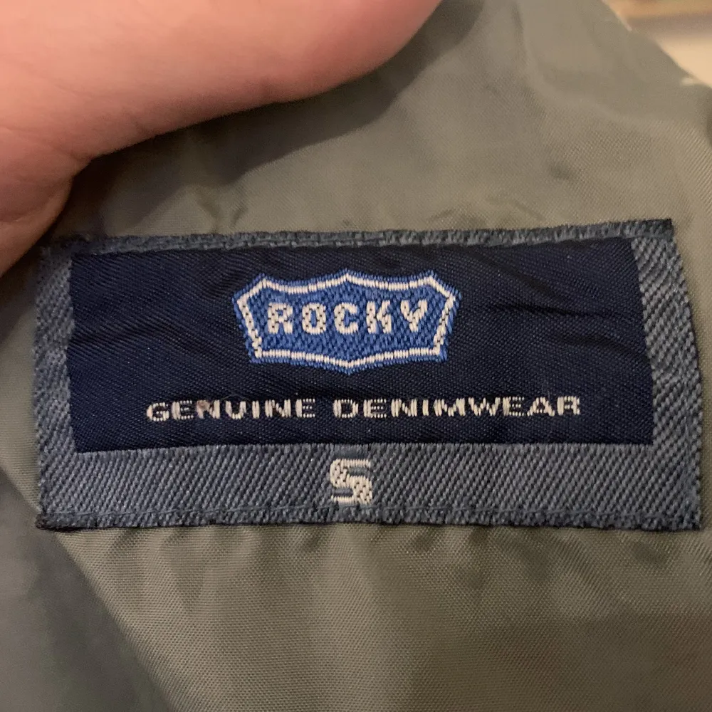 Säljer en vintage jacka från Rocky i storlek S. Finns ett spricka i sömnen på insidan, skriv för bild. . Jackor.