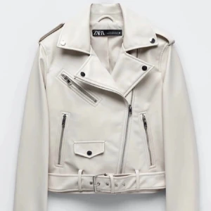 Söker beige skinnjacka ZARA - Söker denna beige skinnjacka från zara i storlek XL. Pris kan vi diskutera 💗