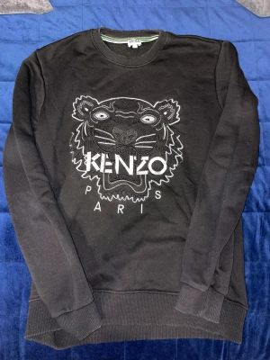 Kenzo tröja  - En oanvänd Kenzo tröja, tvättad 0 gånger men använd kanske 1-2 gånger. Kunden för frakten!