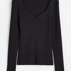 Ribbstickad topp - En jättefin svart ribbstickad topp från hm som jag endast använt en gång💕tar swish