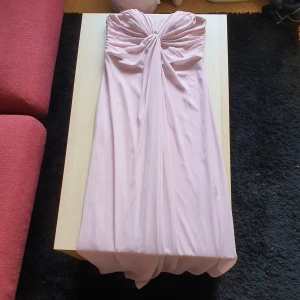 Långklänning - Fin tunn långklänning utan band. Endast använd 2 gånger under korta perioder, nyskick. 