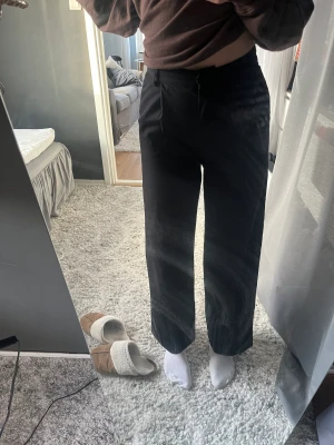Kostymbyxor Vero moda - Raka kostymbyxor från vero Moda. Väldigt fint skick. Storlek 34 men passar mig som vanligtvis har 36. Sitter väldigt bra i midjan.