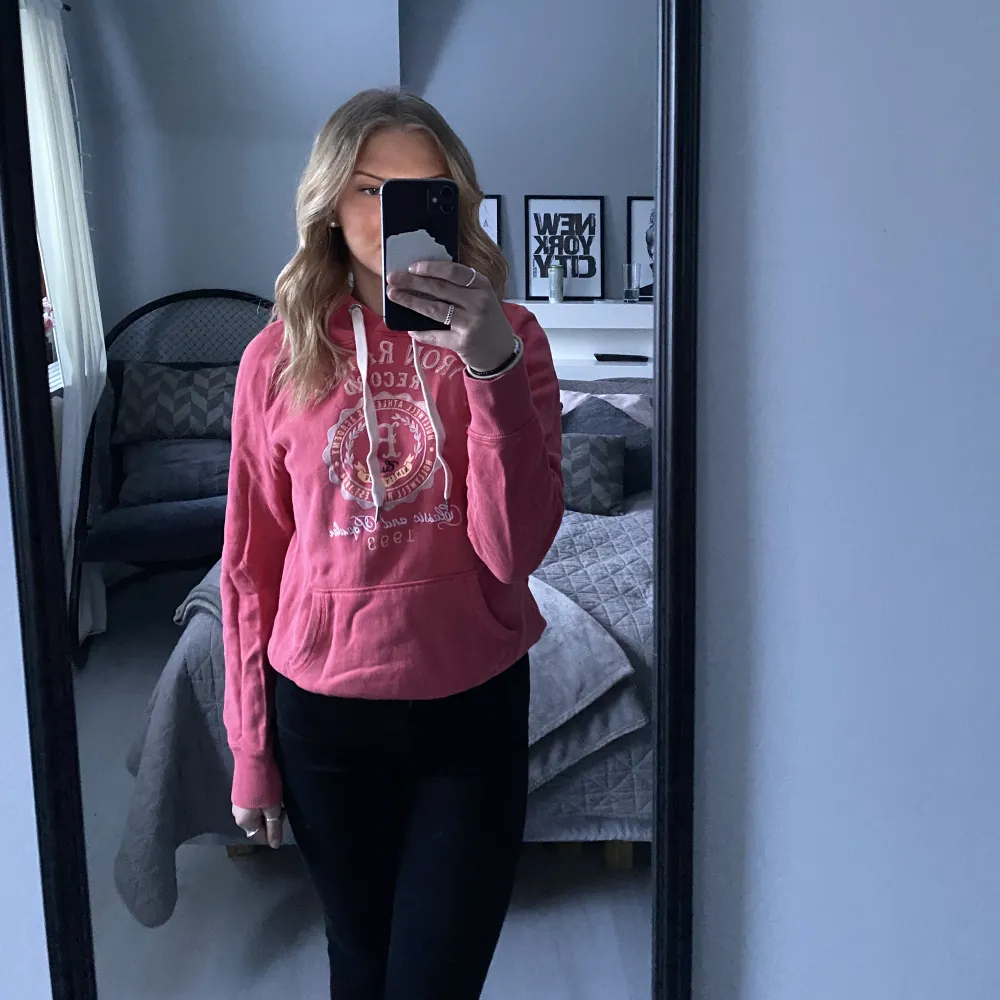 Säljer denna rosa hoodie då den inte används längre. Använd mycket men inte så sliten.. Hupparit & Collegepaidat.