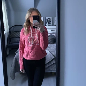 Rosa hoodie - Säljer denna rosa hoodie då den inte används längre. Använd mycket men inte så sliten.