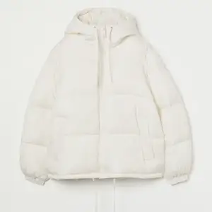 Säljer min fina vita puffer jacka med huva från hm. Superfint skick och inte använd många gånger. Nypris 499kr.🤍